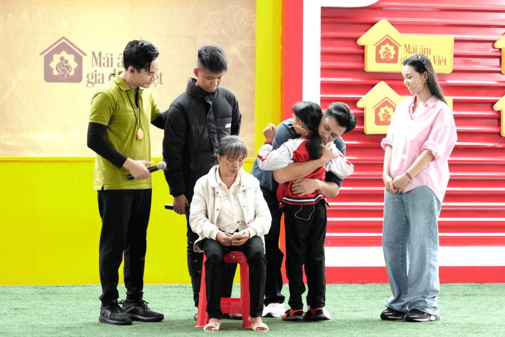 Hà Việt Dũng, Quỳnh Kool xúc động trước bé gái lớp 5 tự lo cho bản thân vì mẹ bệnh, anh trai bỏ học đi làm