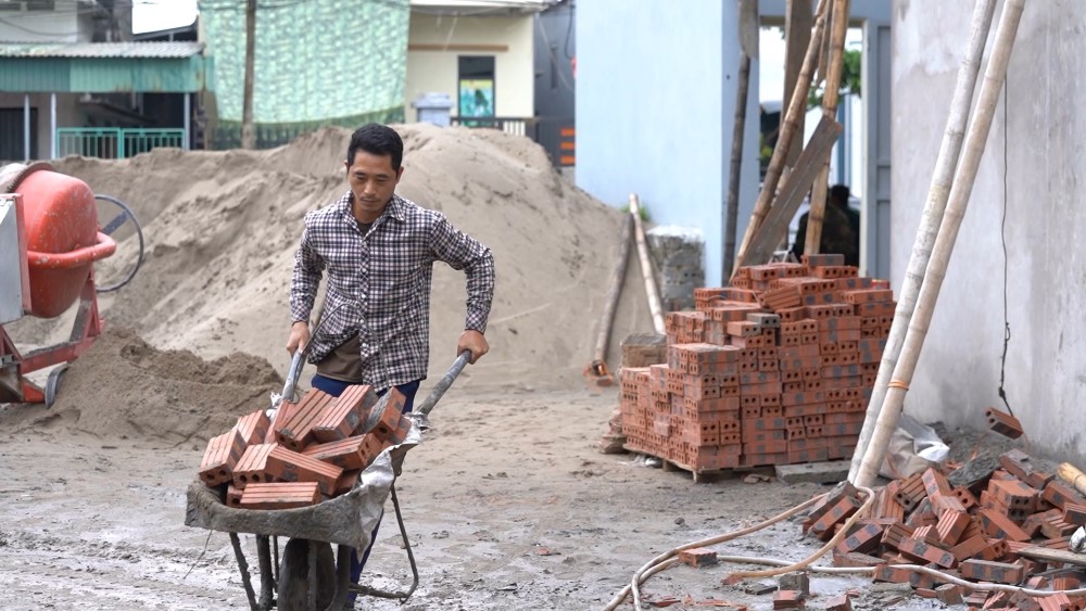 Hà Việt Dũng, Quỳnh Kool xúc động trước bé gái lớp 5 tự lo cho bản thân vì mẹ bệnh, anh trai bỏ học đi làm