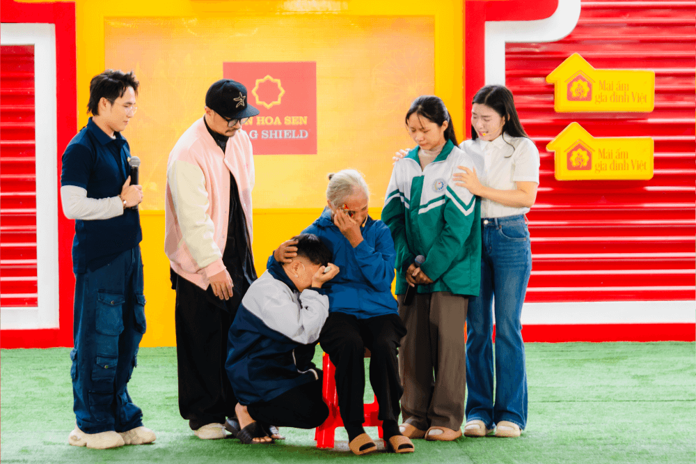 Huỳnh Lập, Hà Lê xót xa trước cảnh người bà già yếu gồng gánh nuôi hai cháu mồ côi