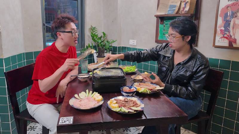 Lâm Nguyễn và Năm Chà khám phá quán nướng hoài cổ trong Tập 33 Quán ăn hạnh phúc