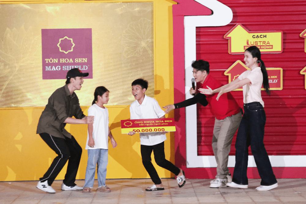 Bạch Công Khanh và Phương Anh lăn xả hết mình, ướt sũng người vì thực hiện thử thách để giúp đỡ hoàn cảnh khó khăn