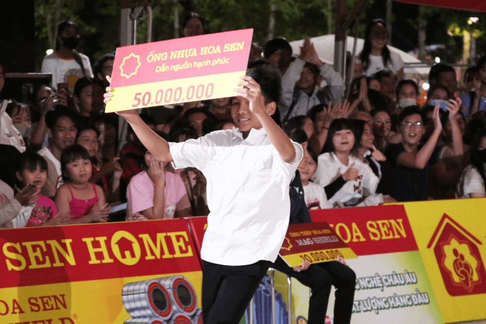 Bạch Công Khanh và Phương Anh lăn xả hết mình, ướt sũng người vì thực hiện thử thách để giúp đỡ hoàn cảnh khó khăn