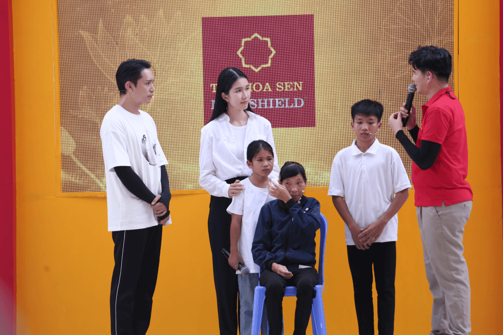 Bạch Công Khanh và Phương Anh lăn xả hết mình, ướt sũng người vì thực hiện thử thách để giúp đỡ hoàn cảnh khó khăn