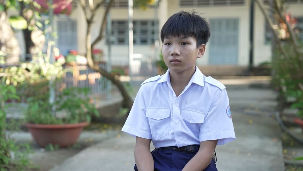 Bạch Công Khanh và Phương Anh lăn xả hết mình, ướt sũng người vì thực hiện thử thách để giúp đỡ hoàn cảnh khó khăn