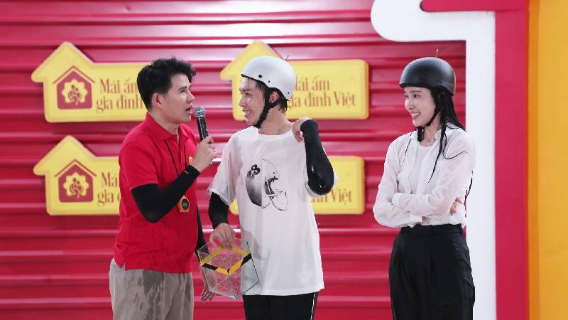 Bạch Công Khanh và Phương Anh lăn xả hết mình, ướt sũng người vì thực hiện thử thách để giúp đỡ hoàn cảnh khó khăn