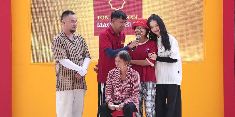 MC Thái Vũ, Vinh Râu, Hoàng Duyên nghẹn ngào trước hoàn cảnh của cô bé mồ côi, sống nương tựa bà ngoại già yếu