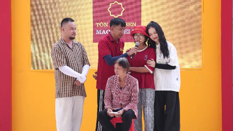 MC Thái Vũ, Vinh Râu, Hoàng Duyên nghẹn ngào trước hoàn cảnh của cô bé mồ côi, sống nương tựa bà ngoại già yếu
