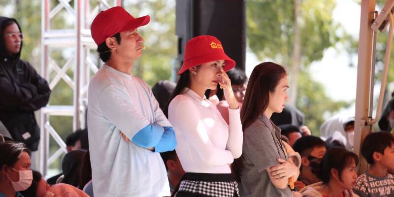 Vân Trang, Huy Khánh xúc động khi trở lại Mái ấm gia đình Việt, sẻ chia cùng những mảnh đời kém may mắn