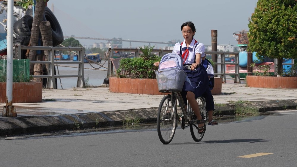 Mái ấm gia đình Việt: Lâm Bảo Ngọc tài trợ chi phí về quê giỗ mẹ cho hai chị em mồ côi