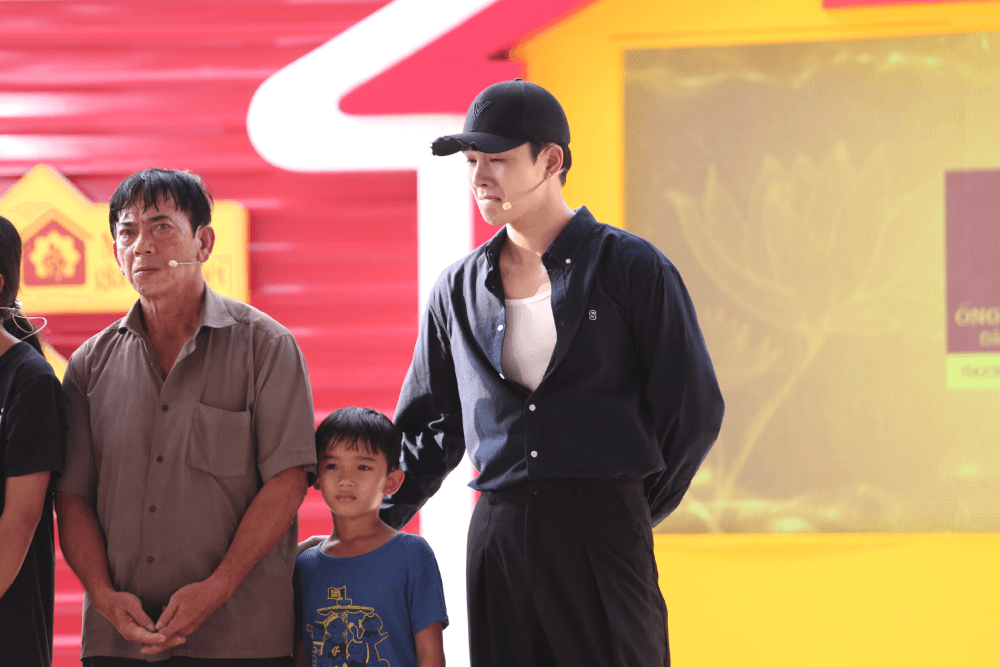 Mái ấm gia đình Việt: Lâm Bảo Ngọc tài trợ chi phí về quê giỗ mẹ cho hai chị em mồ côi