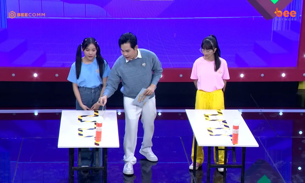 Diễm Phương catwalk chấn động, MC Dương Hồng Phúc xem xong liền thấy “đau lưng”