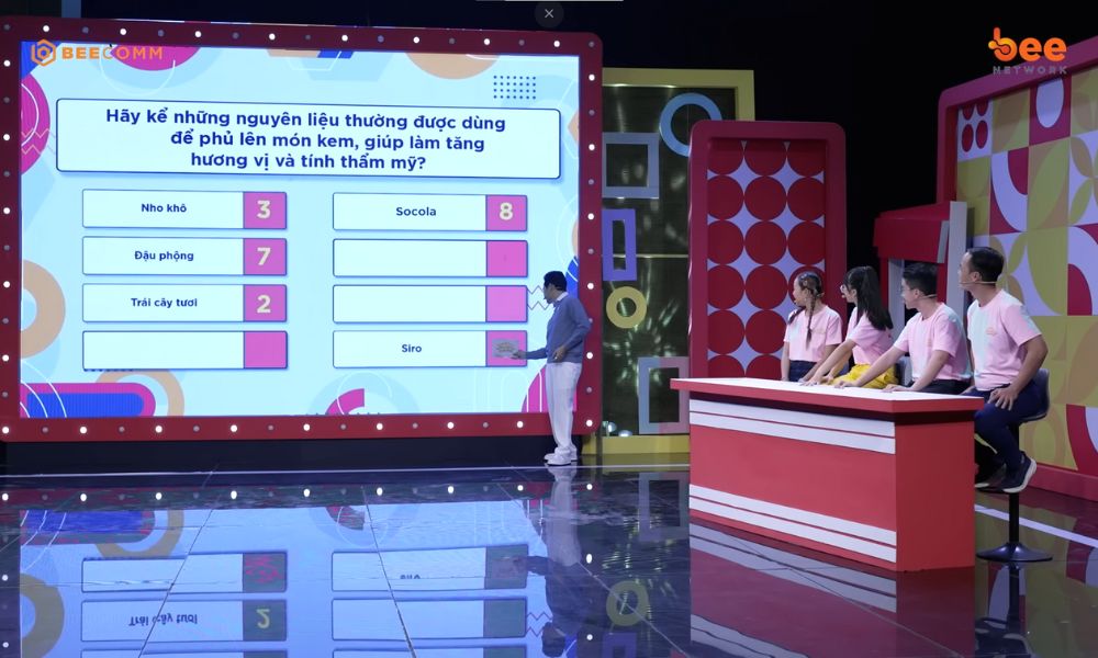 Diễm Phương catwalk chấn động, MC Dương Hồng Phúc xem xong liền thấy “đau lưng”