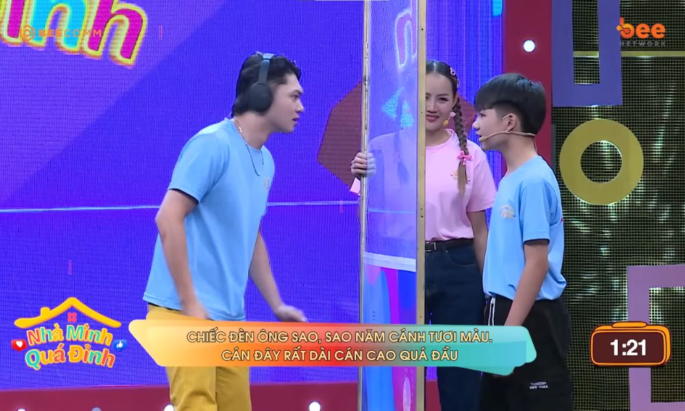 Diễm Phương catwalk chấn động, MC Dương Hồng Phúc xem xong liền thấy “đau lưng”