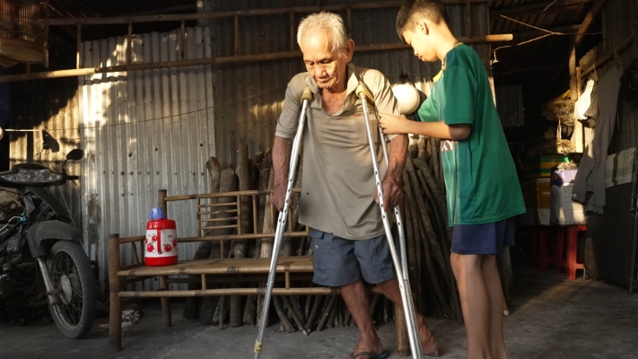 Diễn viên Puka được khán giả hỗ trợ khi bị chấn thương lúc thực hiện thử thách để giúp đỡ các em nhỏ khó khăn 