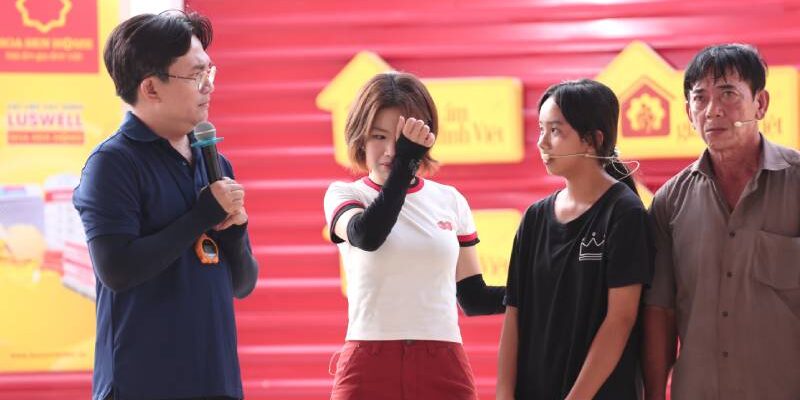 Mái ấm gia đình Việt: Lâm Bảo Ngọc tài trợ chi phí về quê giỗ mẹ cho hai chị em mồ côi