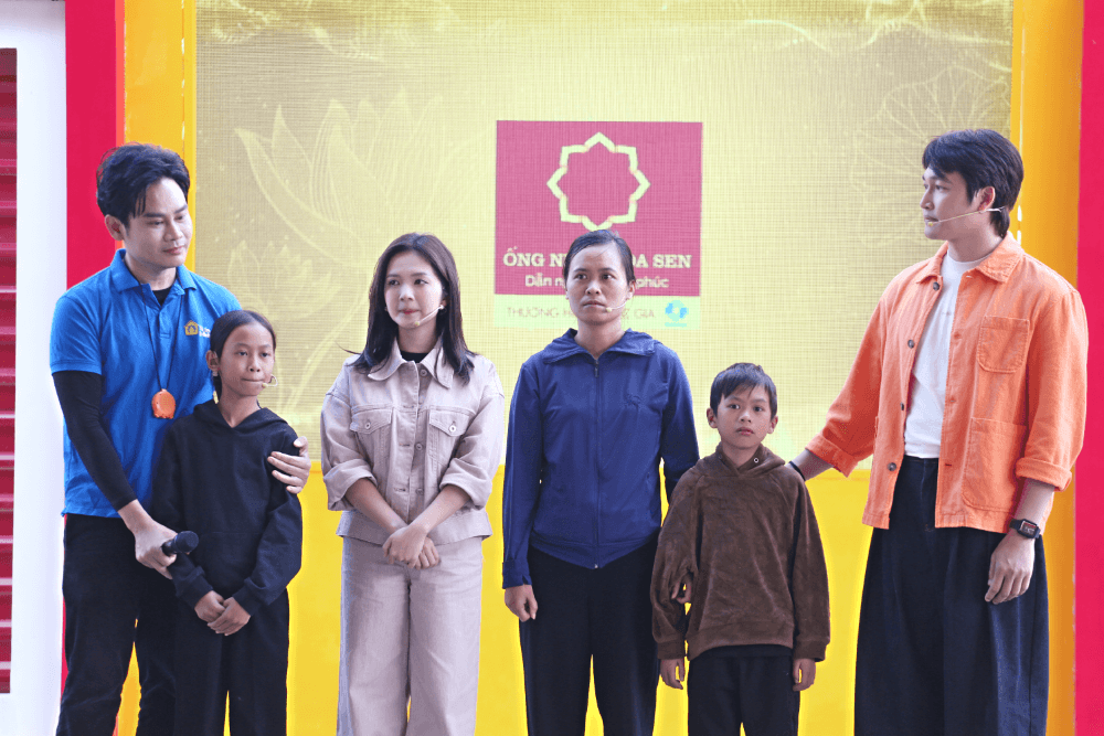 MC Dương Hồng Phúc, Đình Tú và Ngọc Huyền xót xa hoàn cảnh cô bé mồ côi mẹ, chăm sóc cha và anh trai bị thiểu năng trí tuệ