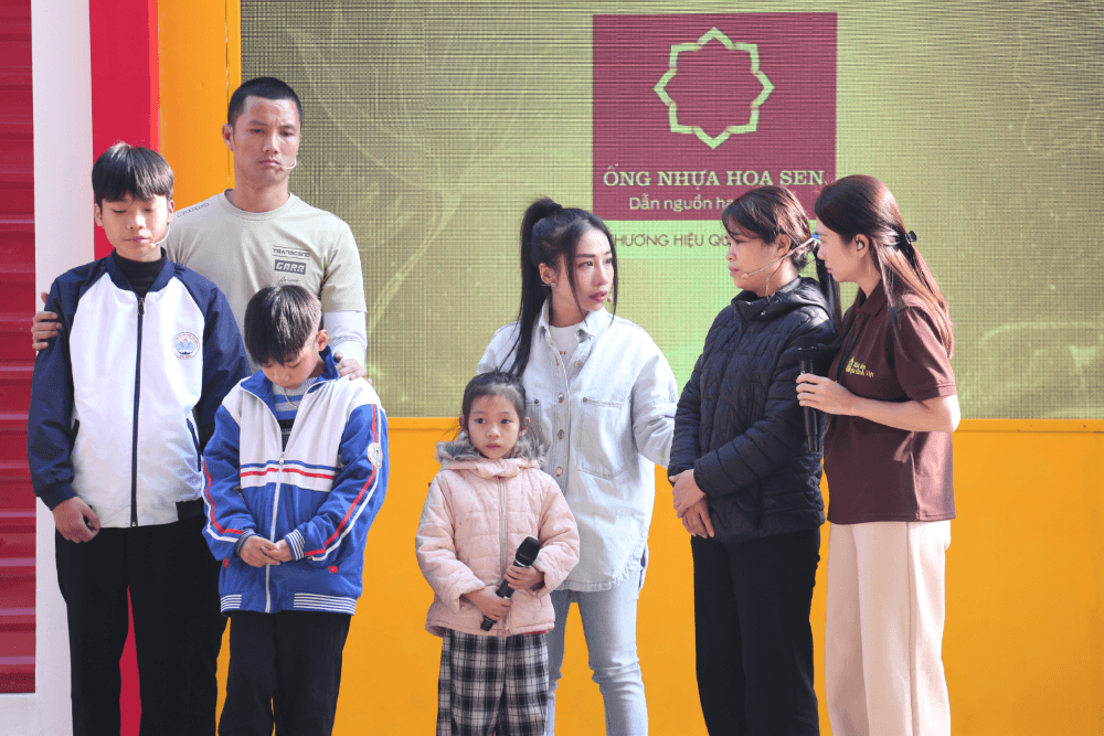 Thủ môn Nguyễn Đình Triệu nghẹn lòng, đồng cảm khi nhìn các em nhỏ thay nhau chăm cha nằm liệt giường