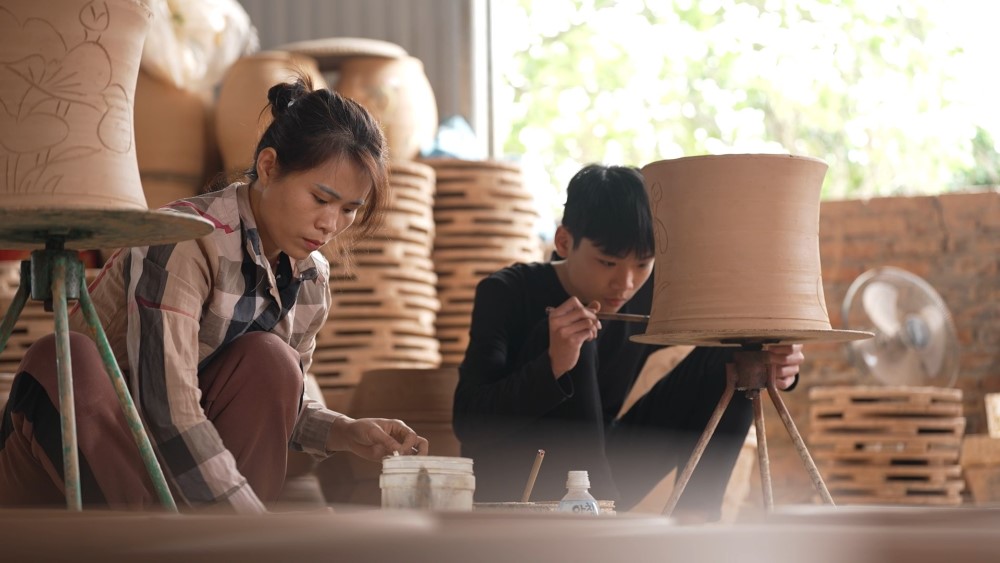 Thủ môn Nguyễn Đình Triệu nghẹn lòng, đồng cảm khi nhìn các em nhỏ thay nhau chăm cha nằm liệt giường