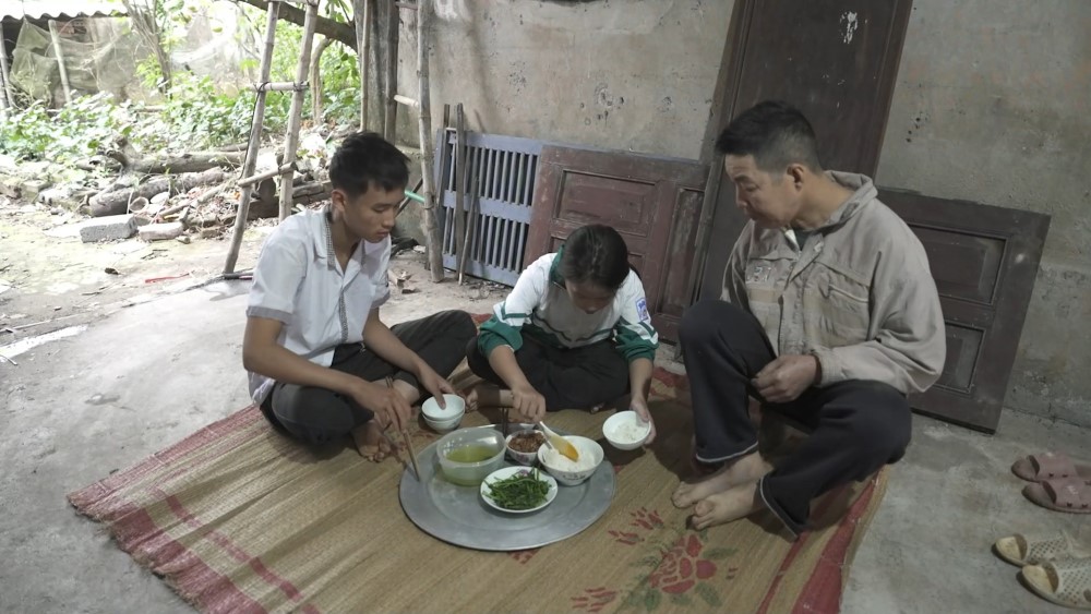 MC Dương Hồng Phúc, Đình Tú và Ngọc Huyền xót xa hoàn cảnh cô bé mồ côi mẹ, chăm sóc cha và anh trai bị thiểu năng trí tuệ