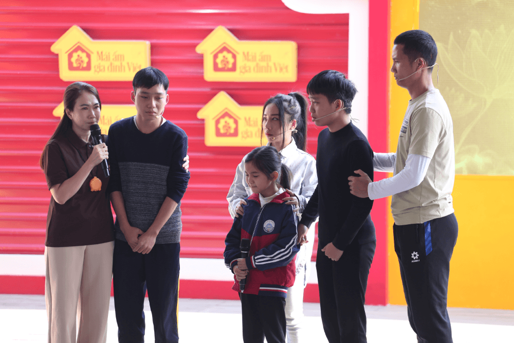 Thủ môn Nguyễn Đình Triệu nghẹn lòng, đồng cảm khi nhìn các em nhỏ thay nhau chăm cha nằm liệt giường