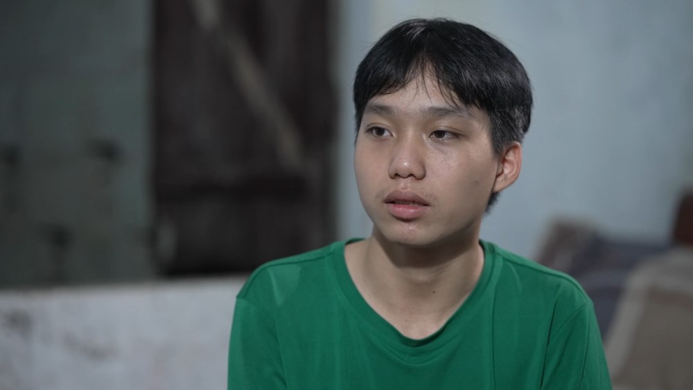 Thủ môn Nguyễn Đình Triệu nghẹn lòng, đồng cảm khi nhìn các em nhỏ thay nhau chăm cha nằm liệt giường