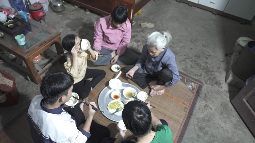 Thủ môn Nguyễn Đình Triệu nghẹn lòng, đồng cảm khi nhìn các em nhỏ thay nhau chăm cha nằm liệt giường