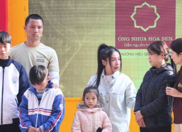 Thủ môn Nguyễn Đình Triệu nghẹn lòng, đồng cảm khi nhìn các em nhỏ thay nhau chăm cha nằm liệt giường