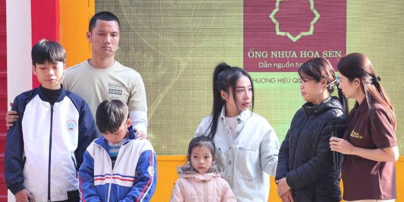 Thủ môn Nguyễn Đình Triệu nghẹn lòng, đồng cảm khi nhìn các em nhỏ thay nhau chăm cha nằm liệt giường