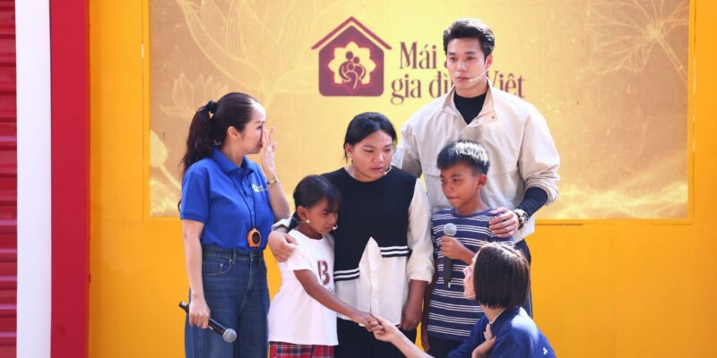 Ốc Thanh Vân, GiGi Hương Giang khóc nức nở trước hoàn cảnh 3 chị em cô bé đồng bào M’nông mồ côi cả cha lẫn mẹ
