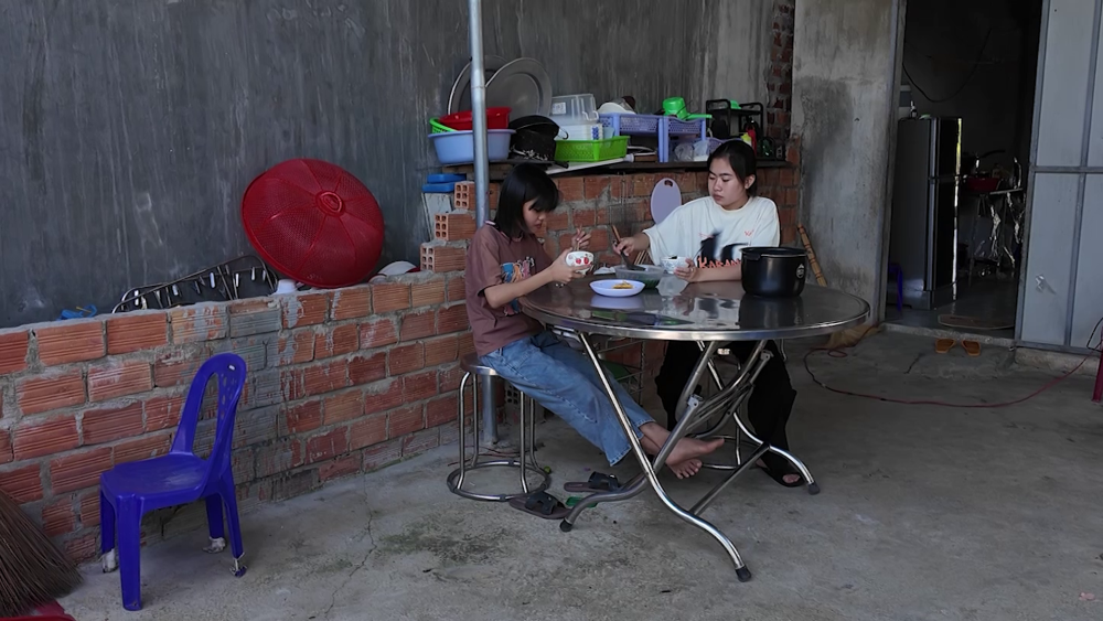 Vợ chồng Cris Phan – Mai Quỳnh Anh đau lòng trước cảnh hai cô bé mồ côi nương tựa nhau trong căn nhà cũ của cha mẹ để lại