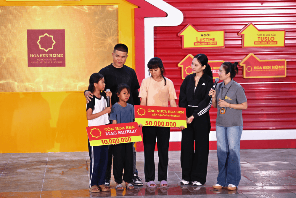 MC Thanh Thảo, Trương Đình Hoàng, Mai Phương xúc động trước hoàn cảnh người phụ nữ tần tảo lo cho chồng bệnh cùng 3 con thơ