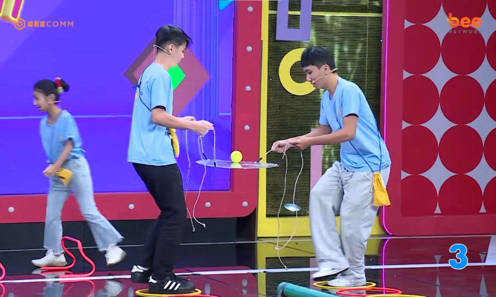 Diễm Phương diễn nét nũng nịu khiến MC Dương Hồng Phúc và Hoàng Phi “đỡ không kịp” 