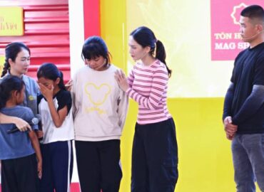 MC Thanh Thảo, Trương Đình Hoàng, Mai Phương xúc động trước hoàn cảnh người phụ nữ tần tảo lo cho chồng bệnh cùng 3 con thơ