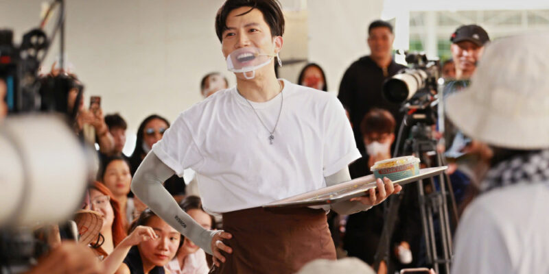 Song Luân, Anh Tú bán bánh gây quỹ, thu gần 30 triệu đồng hỗ trợ hoàn cảnh khó khăn