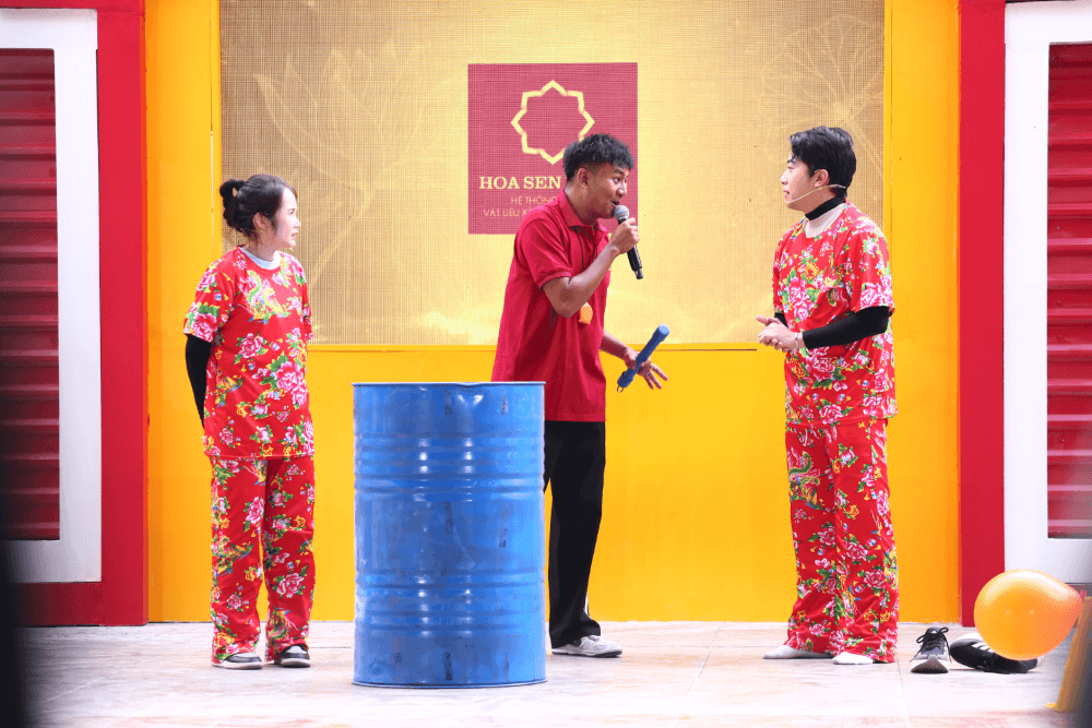 Vợ chồng Cris Phan – Mai Quỳnh Anh đau lòng trước cảnh hai cô bé mồ côi nương tựa nhau trong căn nhà cũ của cha mẹ để lại