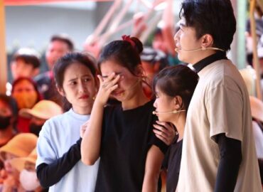 Vợ chồng Cris Phan – Mai Quỳnh Anh đau lòng trước cảnh hai cô bé mồ côi nương tựa nhau trong căn nhà cũ của cha mẹ để lại