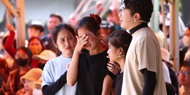 Vợ chồng Cris Phan – Mai Quỳnh Anh đau lòng trước cảnh hai cô bé mồ côi nương tựa nhau trong căn nhà cũ của cha mẹ để lại