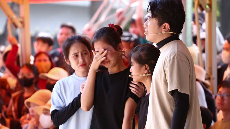 Vợ chồng Cris Phan – Mai Quỳnh Anh đau lòng trước cảnh hai cô bé mồ côi nương tựa nhau trong căn nhà cũ của cha mẹ để lại