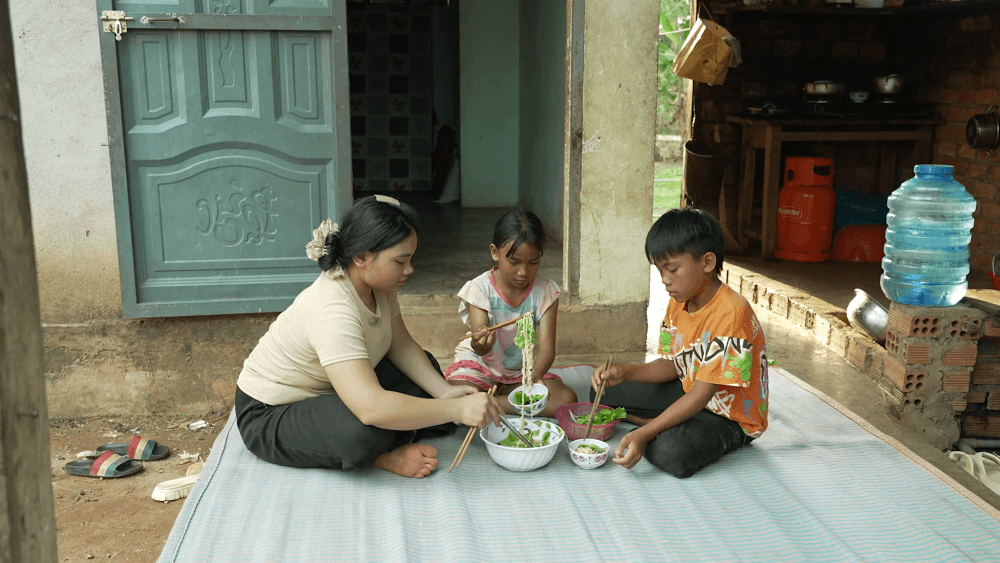 Ốc Thanh Vân, GiGi Hương Giang và Hưng Nguyễn nghẹn lòng trước cô bé 16 tuổi nghỉ học, thay cha mẹ nuôi hai em nhỏ mồ côi 