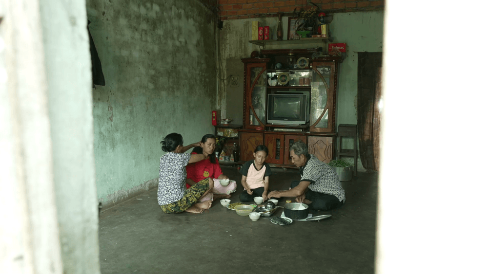 MC Dương Hồng Phúc, ca sĩ Khải Đăng và á hậu Thủy Tiên xót xa trước cô bé 10 tuổi quá hiểu chuyện 