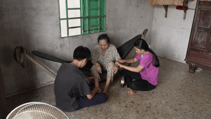 Thanh Thảo, LyLy và Vĩnh Đam nghẹn ngào trước tuổi thơ thiếu vắng cha mẹ của những em nhỏ lớn lên trong vòng tay bà ngoại