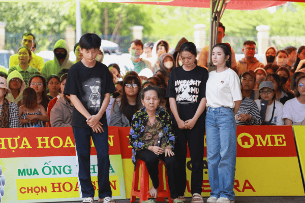 Thanh Thảo, LyLy và Vĩnh Đam nghẹn ngào trước tuổi thơ thiếu vắng cha mẹ của những em nhỏ lớn lên trong vòng tay bà ngoại