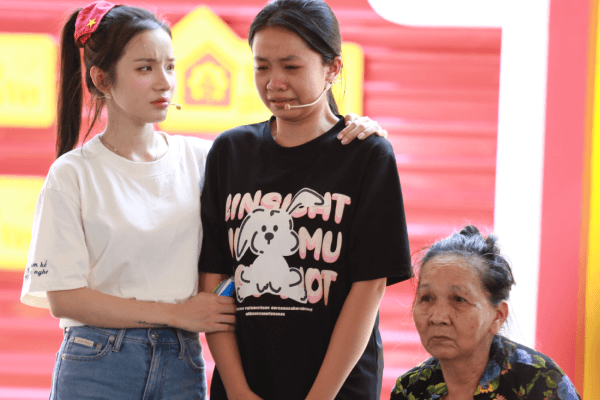 Thanh Thảo, LyLy và Vĩnh Đam nghẹn ngào trước tuổi thơ thiếu vắng cha mẹ của những em nhỏ lớn lên trong vòng tay bà ngoại