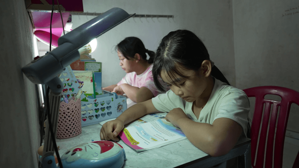 Ốc Thanh Vân, GiGi Hương Giang và Hưng Nguyễn nghẹn lòng trước cô bé 16 tuổi nghỉ học, thay cha mẹ nuôi hai em nhỏ mồ côi 
