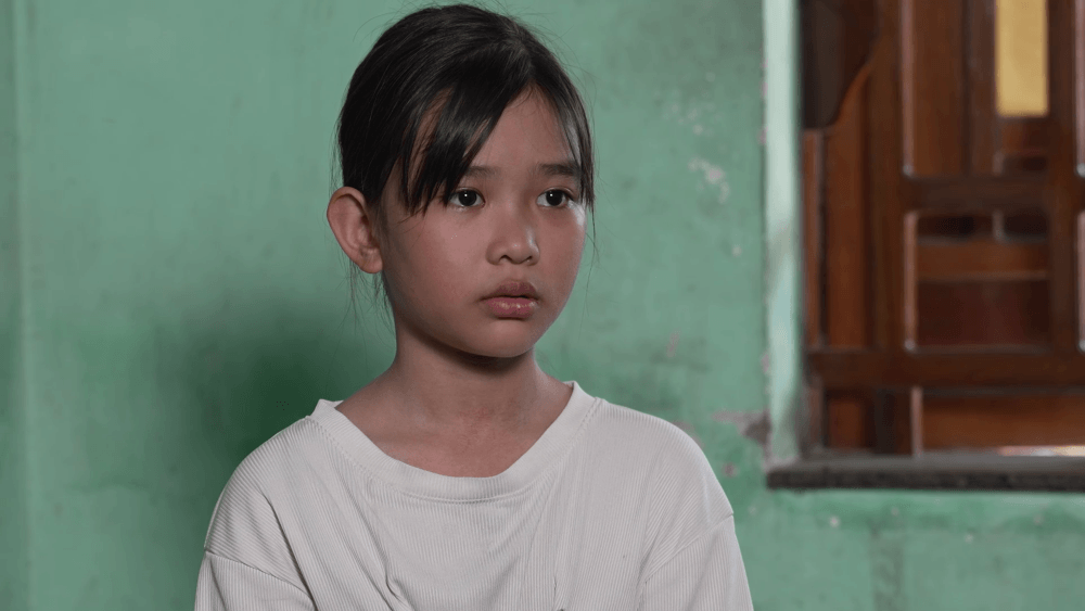 Ốc Thanh Vân, GiGi Hương Giang và Hưng Nguyễn nghẹn lòng trước cô bé 16 tuổi nghỉ học, thay cha mẹ nuôi hai em nhỏ mồ côi 