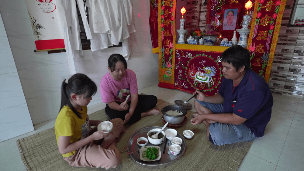 Ốc Thanh Vân, GiGi Hương Giang và Hưng Nguyễn nghẹn lòng trước cô bé 16 tuổi nghỉ học, thay cha mẹ nuôi hai em nhỏ mồ côi 