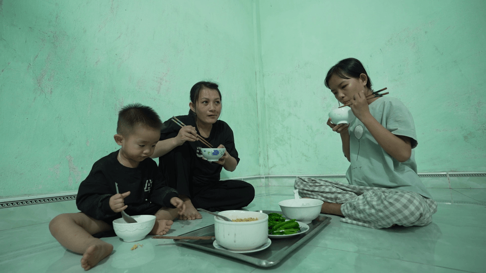 Khải Đăng lăn xả, Huỳnh Phạm Thủy Tiên bất chấp hình tượng để kiếm tiền hỗ trợ hoàn cảnh khó khăn