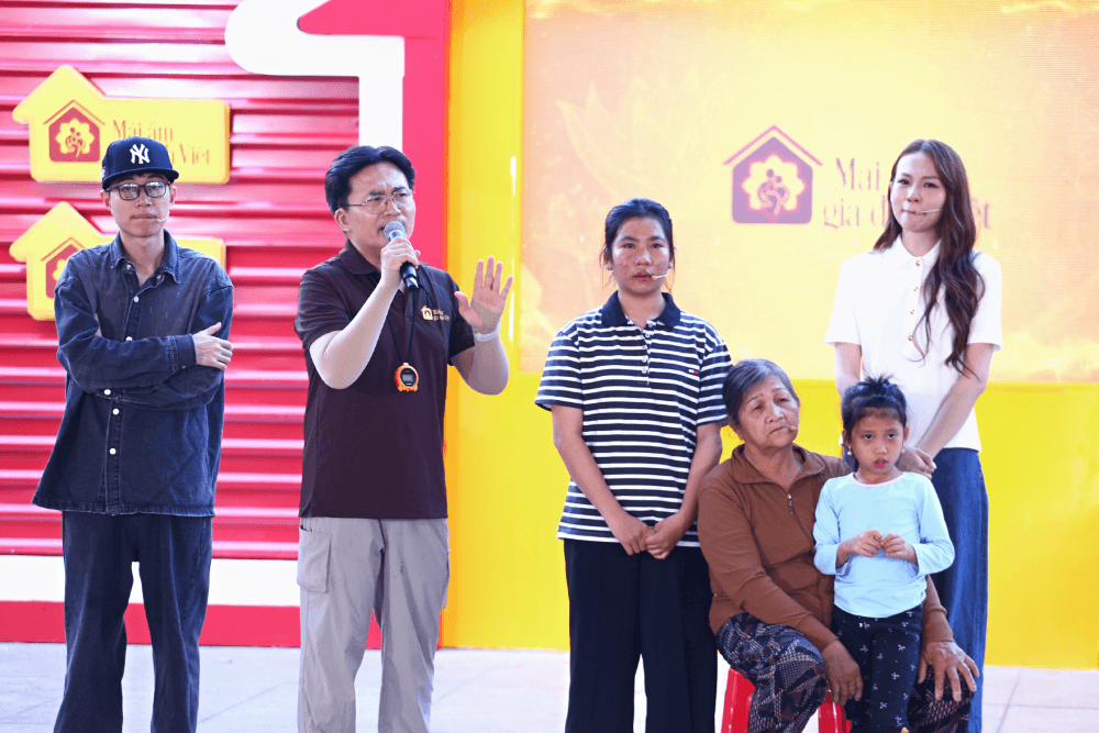 Phí Phương Anh, Double2T lấm lem bò qua bột mì để giành quà cho trẻ em có hoàn cảnh khó khăn