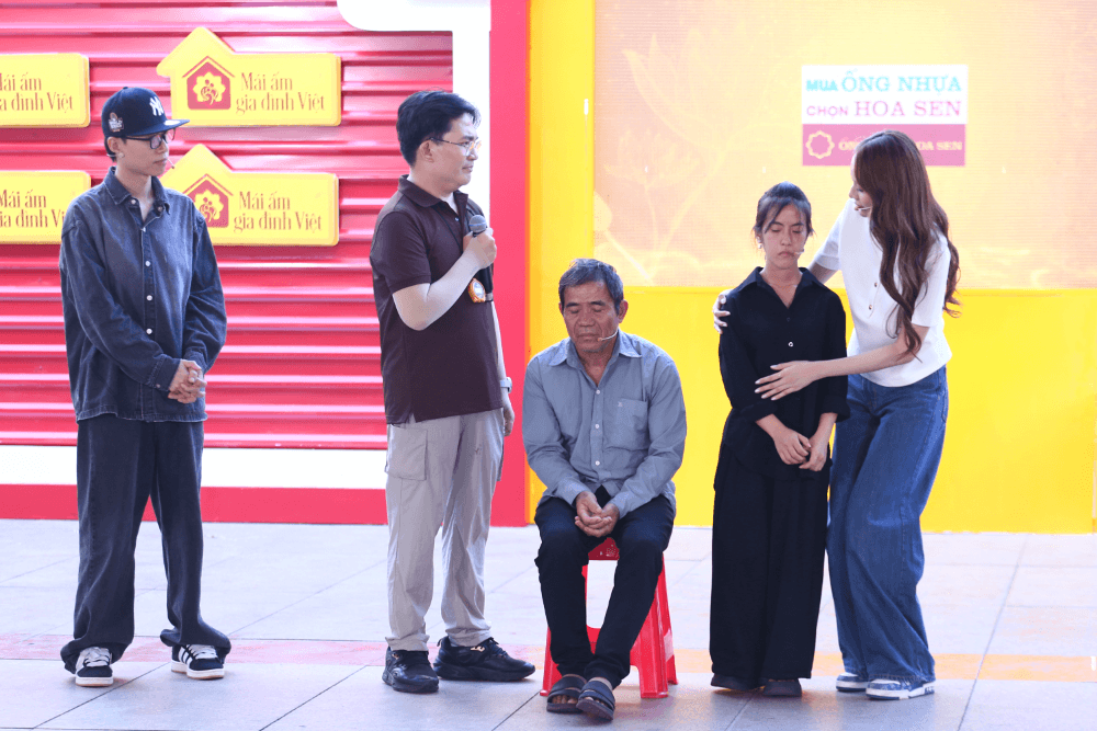 Đại Nghĩa, Phí Phương Anh nghẹn ngào trước cảnh cô bé trò chuyện cùng di ảnh mẹ