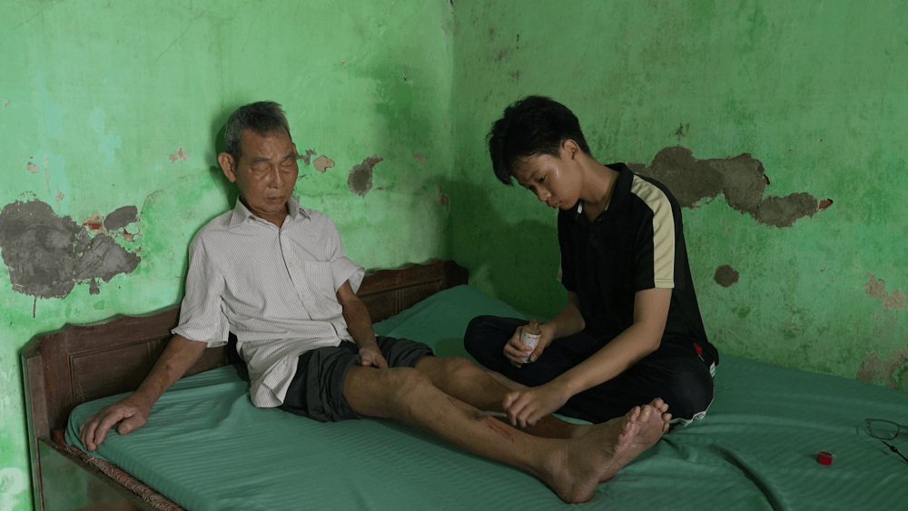 Đại Nghĩa, Phí Phương Anh nghẹn ngào trước cảnh cô bé trò chuyện cùng di ảnh mẹ
